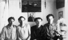 Więźniowie zwolnieni z łagrów. Czterech mężczyzn we wnętrzu. Od lewej Hodorowicz, NN (Litwin), Stanisław Kupraszewicz, NN (Ukrainiec). Zdjęcie wykonane w 1955 lub 1956 roku.