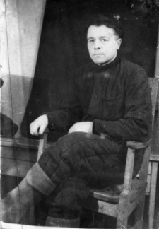 Stanisław Kupraszewicz po zwolnieniu z łagru. Mężczyzna w kufajce siedzi w fotelu. Zdjęcie z 1955 lub 1956 roku.