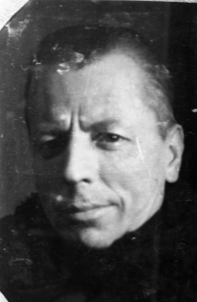 Stanisław Kiałka, więzień łagr&oacute;w. Zdjęcie portretowe z 1955 lub 1956 roku.