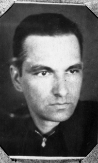 Zbigniew Jasiński, więzień łagr&oacute;w. Zdjęcie portretowe z 1955 lub 1956 roku.