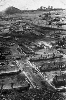 Baraki obozu nr 6. W tle kopalnia węgla nr 9-10. Zdjęcie z 1955-56 roku.