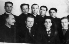Więźniowie łagr&oacute;w. Od lewej u dołu: J&oacute;zef Krypajcis, Stanisław Kiałka, NN, NN; u g&oacute;ry: NN, Władysław Szarko, Piotr Adaś, NN, Stanisław Kupraszewicz. Zdjęcie z 1955 lub 1956 roku.