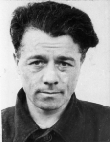Stanisław Kupraszewicz, więzień łagr&oacute;w. Zdjęcie portretowe z 1955 lub 1956 roku.