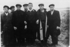 Grupa mężczyzn. Od lewej: Piotr Anacki, Makusik, Stanisław Pszczółkowski (prawdopodobnie), NN, Franciszek Czarkowski, Stanisław Gotkowski, NN.