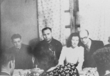 Grupa osób przy stole. Od lewej: Marian Żołędziewski, Mikołaj Cichanowicz, Anna Górska, Kazimierz Pocześniak.