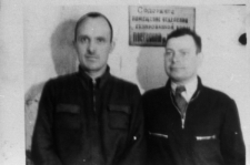 Polacy, więźniowie łagrów. Portret dwóch mężczyzn, od lewej: Józef Duniec, Jasiukiewicz. Zdjęcie z 1954 lub 1955 roku.