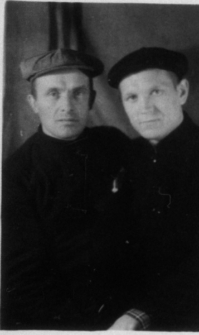 Portret dw&oacute;ch Polack&oacute;w - więźni&oacute;w łagr&oacute;w. Od lewej: J&oacute;zef Duniec, Bałtowski. Zdjęcie z 1954 lub 1955 roku.