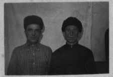 Polacy, więźniowie łagr&oacute;w. Portret dw&oacute;ch mężczyzn. Od lewej: J&oacute;zef Duniec, Puhawko. Zdjęcie z 1954 lub 1955 roku.