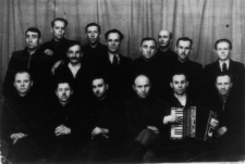 Grupa Polaków, byłych więźniów obozu nr 2 (Rudnik 7-9). Od lewej u dołu: trzeci ksiądz Władysiewicz, Bogusław Burba (z harmonią), NN; u góry: czwarty Józef Duniec.