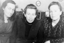Portret trzech kobiet we wnętrzu. Z lewej: Krystyna Malinowska, NN, Elżbieta Prandecka.
