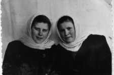 Portret dwóch kobiet w jasnych chustkach na głowach.