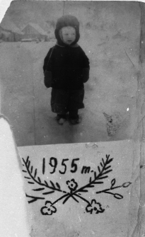 Zimowo ubrane dziecko na tle krajobrazu. Pod zdjęciem rysunek - gałązki, kwiatki i napis: 1955 m.