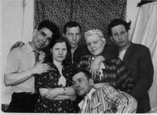 Grupa os&oacute;b, prawdopodobnie po zwolnieniu z łagr&oacute;w; w środku stoi Aleksander Żyźniewski.