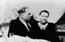 Mężczyzna i kobieta przy stole. Od lewej: Stanisław Niwiński, Wanda Łotarewicz (siostra Czesława Łotarewicza).