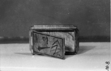 Pudełko drewniane wykonane przez nieznanego więźnia obozu. Napisy "A może Czelabińs...panie", "Niespodziewany Jordan", "Dominował styl Ludwika XIV", "Nocami polowało się namiętnie", "Temida".