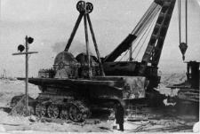 Kolejne fazy montażu eskawatora na Miedwieżce.