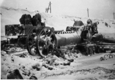 Faza montażu eskawatora na Miedwieżce.