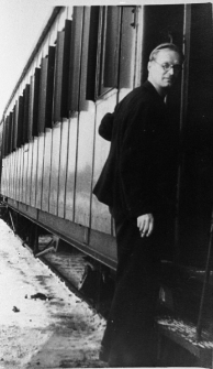 Henryk Meszczyński po zwolnieniu z łagru, w drodze do Polski (mężczyzna w garniturze wsiada do pociągu).