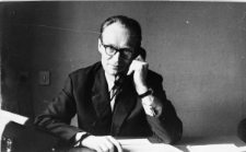 Henryk Meszczyński po zwolnieniu z łagru, jako naczelnik budowy (mężczyzna w garniturze, przy biurku, rozmawia przez telefon).