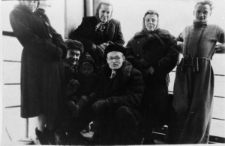 Polacy zwolnieni z łagrów, wracający do kraju. Podróż morska z Magadanu do Buchty Nachodki. Grupa ludzi stoi przy balustradzie. Drugi od lewej: Stanisław Filipczyk, w środku: Henryk Meszczyński. Pozostali nierozpoznani.