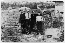 Czterech mężczyzn w letnich strojach na tle krajobrazu i zabudowań. Od lewej: Henryk Meszczyński, Włodzimierz Mattoszko, Stanisław Filipczyk, NN.