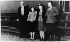 Polacy zwolnieni z łagrów podczas podróży do kraju. Cztery osoby w letnich strojach stoją obok wagonu. Od lewej: Henryk Meszczyński, NN, Irena (nazwisko nieznane), Ćwikła.