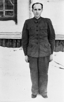 Józef Waszkiewicz aresztowany w 1947 roku za przynależność do AK, więzień obozu D-2 na Kołymie (mężczyzna w mundurze (?) na tle drewnianego budynku).