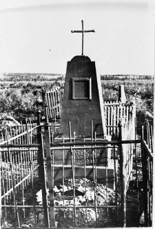 Grób Jana Zimmermanna, Polaka, żołnierza AK, więźnia obozu D-2, zmarłego w 1956 r. na Kołymie (fotografia prawdopodobnie z tego samego roku). Postument i ogrodzenie wykonali obozowi koledzy zmarłego.