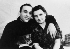 Halina (nazwisko nieznane) z mężem Lonią, Rosjaninem - pozostała w ZSRR. Portret pary z kotem.