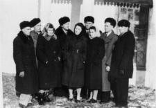 Przed budynkiem mieszkalnym przy ulicy Menczagorskiej 14 (barak o 27 mieszkaniach); grupa ludzi zimowo ubranych, od lewej: Karol Gonet, Stanisław Burakowski, Aniela Kubiak, Stanisław Gotkowski, Hanna Czarnocka, NN, Stanisława Kowalewicz, Kazimierz Szyłobryt, Marian Dowgiałło. Zdjęcie wykonane w 1954 lub 1955 roku.