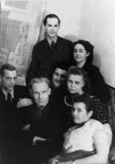 Grupa ludzi we wnętrzu. Od lewej: Jan Giedrojć, Wacław Olasikowicz, Tadeusz Nagłowski, Witold Chalecki, Wila Zag&oacute;rska, Irena Komornicka-Kosiba, Irena Kalejnik.