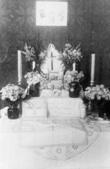 Ołtarzyk w mieszkaniu państwa Czarnockich, krzyżyk został przywieziony do Polski.