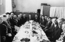 Wesele w hotelu robotniczym. Grupa ludzi za stołem. Od lewej: trzeci Witold Chalecki, Emil Serafin, Stanisław Gotkowski, Stanisława Kowalewicz, Marian Dowgiałło, NN, NN, Aniela Kubiak, Józef Wójcik, Karol Gonet, Hanna Czarnocka, NN, Janina Kalejnik, Kazimierz Bujko, pozostali nieznani.