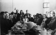 Wesele w hotelu robotniczym. Od lewej: piąty Kazimierz Szyłobryt, Zagórska, NN, NN, NN, Bolesław Dubowicz, NN, Franciszek Czarkowski, Karol Połuboczko, Edward Janczurewicz, Jan Lebiedź, Hanna Górska, Kazimierz Pocześniak, żona Bolesława Polejdowicza, Bolesław Polejdowicz, NN, NN, NN. Stoją od lewej: Zygmunt Czarnocki, Hanna Czarnocka, Karol Gonet.