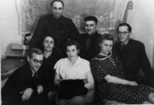 Od lewej: Jan Giedrys, Irena Komornicka, Zygmunt Czarnocki, NN, Witold Chalecki, NN, Tadeusz Nagłowski.