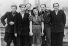 Hanna i Zygmunt Czarnoccy (4 i 5 od lewej), pozostali nierozpoznani.