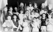 Jasełka. Grupa dzieci w kostiumach.