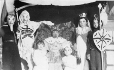 Jasełka. Grupa dzieci w kostiumach.