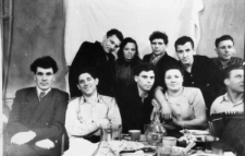 Wesele Józefa Raginia, po zwolnieniu z łagru. Siedzą od lewej: mężczyzna NN, Edward Janczurewicz, Józef Auksztulewicz, kobieta NN, mężczyzna NN; w drugim rzędzie od lewej: Jan Kriwel, jego żona Zofia, Franciszek Czarkowski, mężczyzna NN, Misiura. Fotografia z 1955 lub 1956 roku.