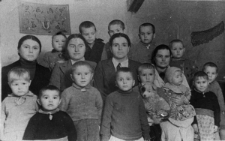 Grupa dzieci z trzema kobietami (wychowawczynie, nauczycielki?).