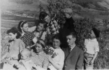 Grupa osób w letnich strojach.