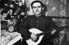 Polak (nazwisko nieznane), więziony w łagrach za odmowę złożenia przysięgi wojskowej w Armii Czerwonej, w Kałudze. Fotografia wykonana w mieszkaniu Jana Kriwela, prawdopodobnie w 1955 lub 1956 roku. Portret mężczyzny z bałałajką.