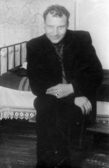 Jan Kriwel, więzień łagrów. Fotografia wykonana prawdopodobnie w 1955 lub 1956 roku. Mężczyzna siedzący na łóżku.