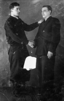 Stanisław Pszczółkowski i Józef Ragiń, więźniowie łagrów - dwóch mężczyzn ściska sobie dłonie.