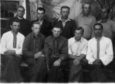 Grupa mężczyzn we wnętrzu. Stoi pierwszy od lewej Józef Skorp; siedzi trzeci od lewej Julian Hulnicki. Reszta osób nierozpoznana. Zdjęcie z 1955 lub 1956 roku.