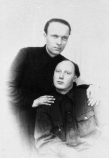 Więźniowie obozu D-2. Od lewej: Hipolit Suchocki, Jan Fidorowicz Strzałkowski. Zdjęcie z 1955 lub 1956 roku.