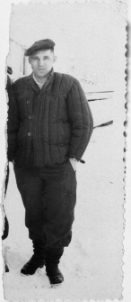 Edward Rudy, więzień łagrów (mężczyzna w kufajce i berecie).