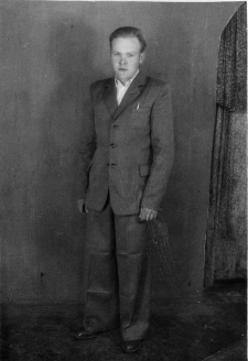 Portret mężczyzny w garniturze.