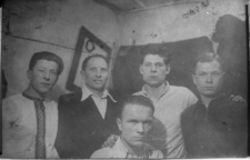 Pięciu mężczyzn we wnętrzu. U dołu: Hipolit Suchocki; u góry od lewej: NN, NN, Stanisław Żuk, Henryk Łachucik. Zdjęcie z 1955 lub 1956 roku.