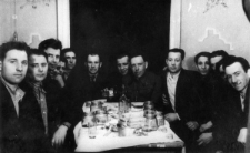 Wielkanoc. Grupa mężczyzn przy stole. Od lewej: drugi Kazimierz Babicz, pozstali to m.in. Stanisław Bohdziewicz i Aleksander Szabłowski.